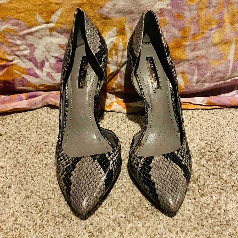 BCBGeneration BLACK GRAY snake point toe HEELS - 7